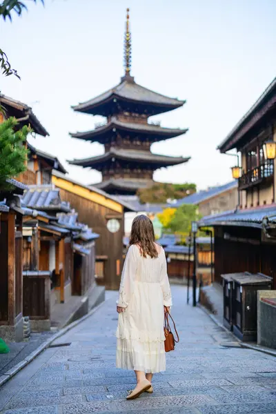 Tilbake Utsikt Vakker Kvinne Som Går Gion Kyoto Tidlig Morgenen royaltyfrie gratis stockfoto