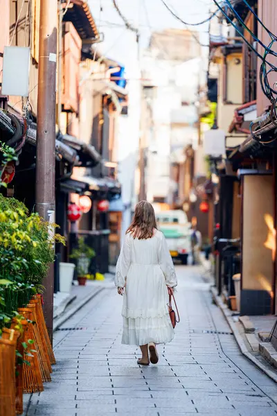 Vissza Kilátás Gyönyörű Sétál Gion Kiotóban Kora Reggel Stock Fotó
