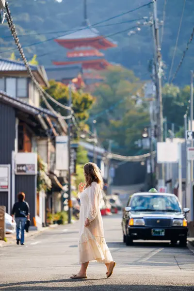 Όμορφη Γυναίκα Περπατά Στους Δρόμους Του Κιότο Εικόνα Αρχείου