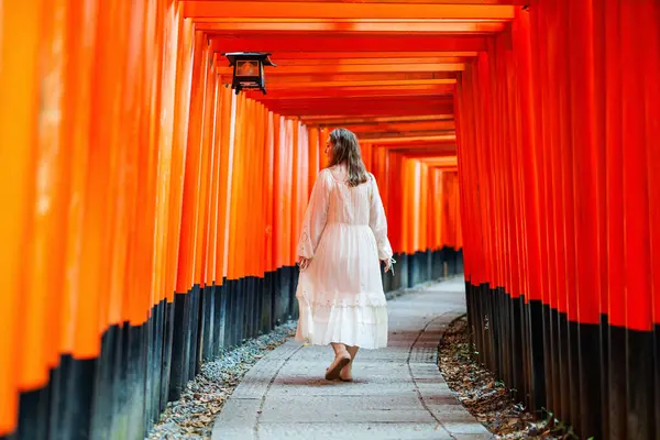 Femeie Frumoasă Care Trece Prin Porțile Torii Roșii Altarul Fushimi Fotografie de stoc