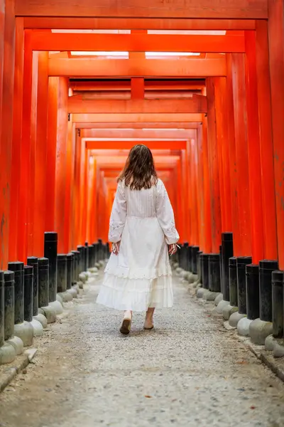 Mooie Vrouw Wandelen Door Red Torii Poorten Fushimi Inari Heiligdom Stockafbeelding