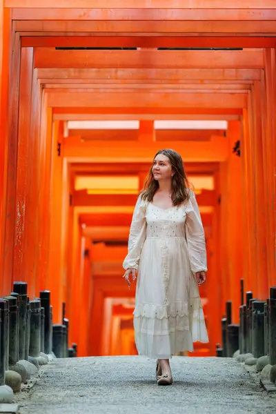 Vakker Kvinne Som Går Gjennom Røde Tønsberg Porter Fushimi Inari stockbilde