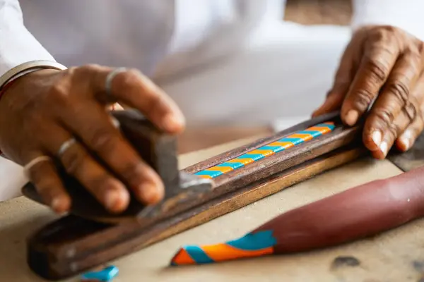 Nahaufnahme Der Herstellung Handgemachter Indischer Armreif Stockbild
