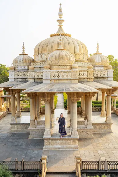 Hermosa Mujer Disfrutando Vacaciones India Visitando Complejo Maharani Chhatri Jaipur Imagen De Stock