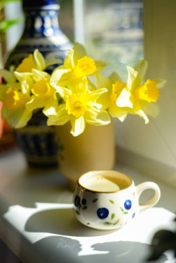 Kahve ve nergisler güzel bir sabah anında