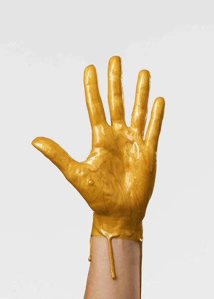 Ręka Jest Złotej Farbie Akrylowej Farba Zakrywa Dłoń Jak Rękawiczka — Zdjęcie stockowe