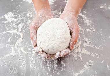 Elleriniz hamuru un ile masanın arka planında tutun.