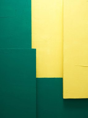 Koyu yeşil ve sarı levhalardan oluşan soyut arkaplan.