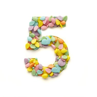 Beş numara Paskalya yumurtası şeklinde şekerlemelerden yapılmış, beyaz bir arkaplanda izole edilmiş, görüntü önemli tarihler ve kutlamalar için uygundur..