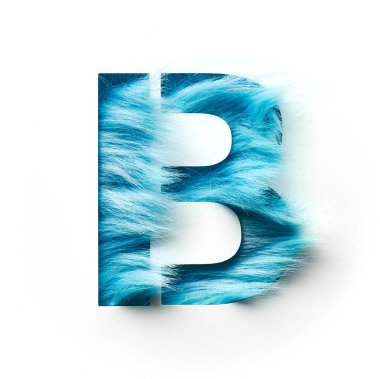 Beyaz arkaplanda mavi sahte kürkten yapılmış büyük harfin fotoğrafı. Parlak ve orijinal tasarım yaratıcı projeler ve logo tasarımı için ideal bir görsel efekt yaratır..