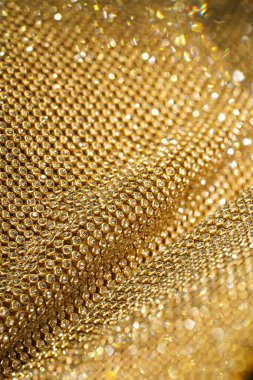 Elmas elmaslı altın dantel parıldıyor, lüks bir doku izlenimi yaratıyor. Zenginlik ve zarafet kavramı için mükemmel bir geçmiş. Moda, mücevher veya tasarımcı konuları için uygun.