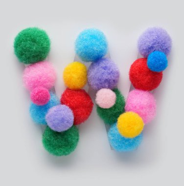 Beyaz arka planda pompadan yapılmış renkli W harfi. Alfabe, eğitim tasarımı, oyuncu sınıf dekorasyonu ve grafik projeleri öğrenen çocuklar için yaratıcı el yapımı tipografi.