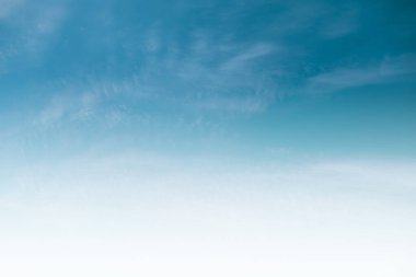 Açık mavi gökyüzü ve beyaz bulutlar yaz arka plan