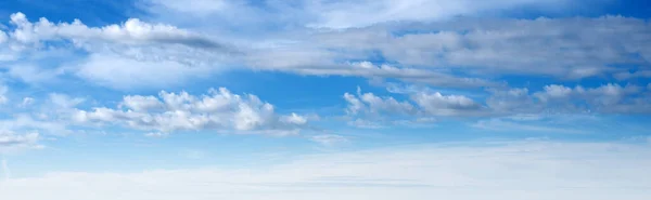 Βαθύ Γαλάζιο Ουρανό Σύννεφα Φυσική Θερινή Ημέρα Τοπίο — Φωτογραφία Αρχείου