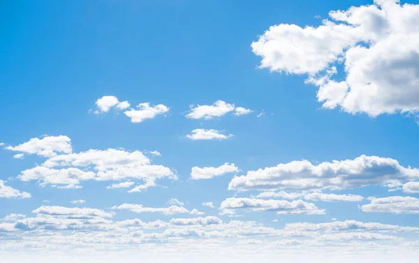 Ουρανό Και Σύννεφα Μέρα Καλοκαιρινή Φύση Εξωτερική Πανόραμα — Φωτογραφία Αρχείου