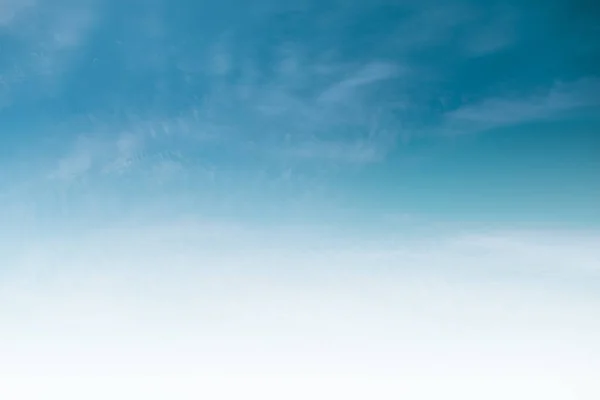 Céu Azul Claro Nuvens Brancas Fundo Verão — Fotografia de Stock