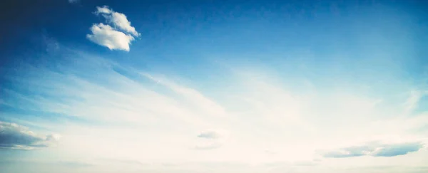 夏空の雲 空気もきれい — ストック写真