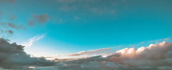 Lucht Bewolkt Prachtige Zomer Natuur Achtergrond — Stockfoto