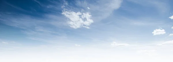 Чисте Блакитне Небо Білі Хмари Літній Фон — стокове фото