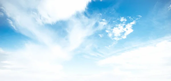 Tiszta Kék Fehér Felhők Nyári Háttér — Stock Fotó