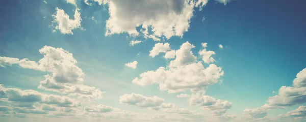 劇的な空と雲夏 ウルトラマリン屋外 — ストック写真