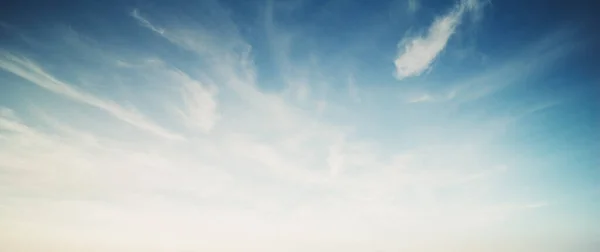 องฟ าและเมฆพาโนรามาเขตร ธรรมชาต กลางแจ — ภาพถ่ายสต็อก