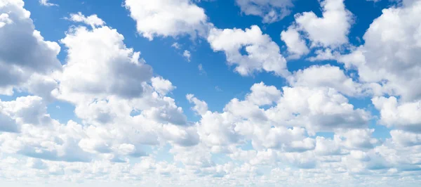 Blauwe Lucht Wolken Achtergrond Zomerdag — Stockfoto