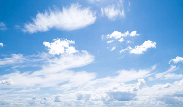 夏日的天空和云彩的气氛 热带日 — 图库照片