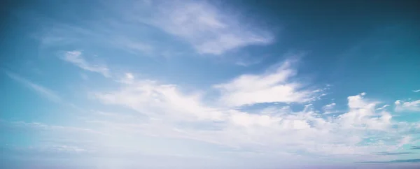 夏の色空と雲 自然背景 — ストック写真