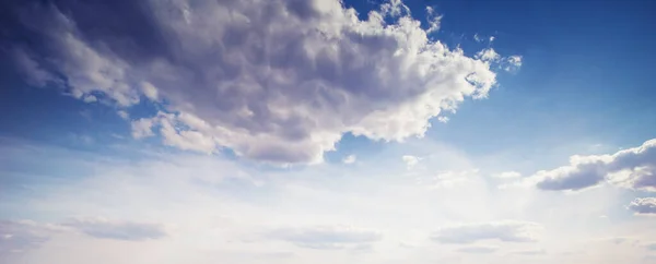 องฟ าและเมฆ อากาศสดใส — ภาพถ่ายสต็อก