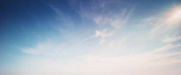 Ουρανός Και Σύννεφα Καλοκαιρινό Πανόραμα Εξωτερικό Υπόβαθρο — Φωτογραφία Αρχείου