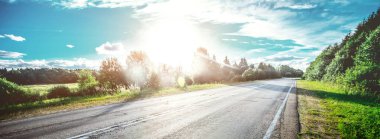 Yol yol ileri yönde. Yaz sabah manzara