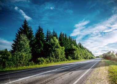 Yaz yolu. Otoyol ileri yönde arkaplan taşı