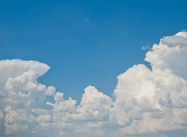 Güzel Gökyüzü Bulutlar Yaz Iyi Hava — Stok fotoğraf