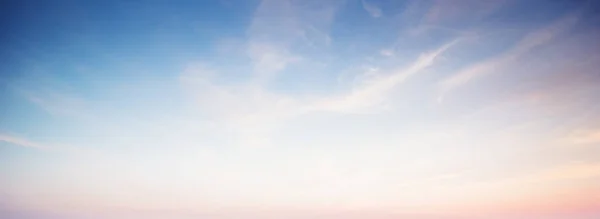 องฟ าและเมฆพาโนรามาฤด นหล งกลางแจ — ภาพถ่ายสต็อก
