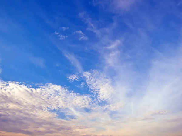 องฟ สวยงามและเมฆฤด อากาศด — ภาพถ่ายสต็อก
