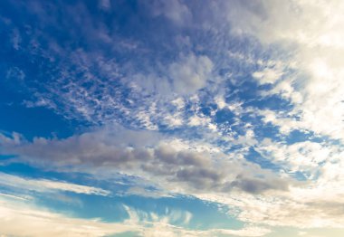 Güzel gökyüzü ve bulutlar yaz iyi hava