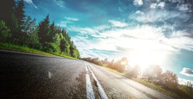 Ormandaki Sunrise güzel yol. Yaz manzara