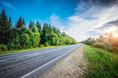 Yol yol ileri yönde. Yaz akşam peyzaj
