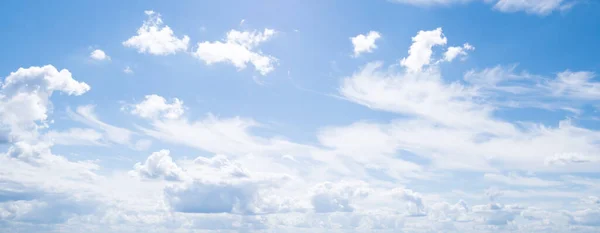 空と雲 明るい空気 — ストック写真
