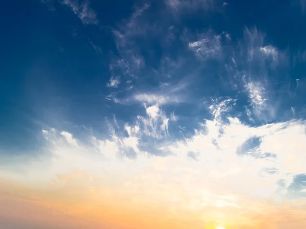 Himmel Und Wolken Sommersonnenaufgang Hintergrund Natur — Stockfoto