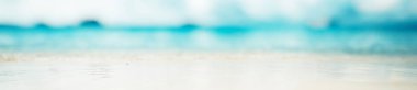Tropik plaj bokeh panoraması. Yaz arkaplanı