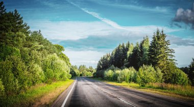 Yaz yolu. Otoyol ileri yönde arkaplan taşı