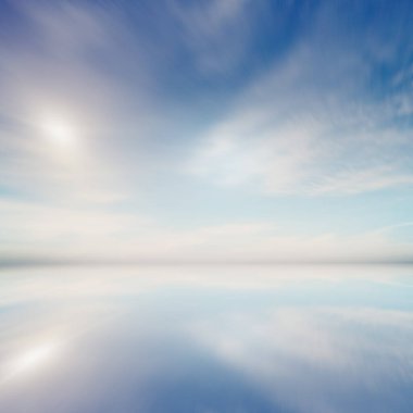 Bolivya gökyüzü ve su aynası yansımaları. Uzun pozlama