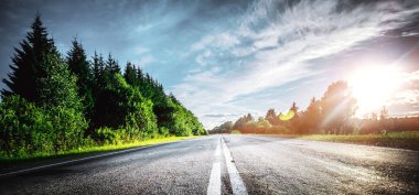 Ormandaki Sunrise güzel yol. Yaz manzara