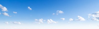 Mavi gökyüzü ve bulutlar. Yaz günü arkaplanı