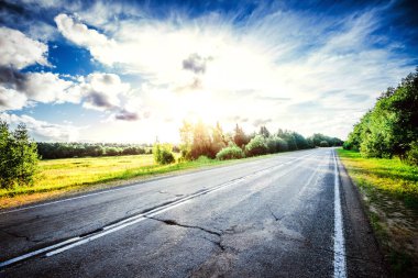 Yol yol ileri yönde. Yaz sabah manzara