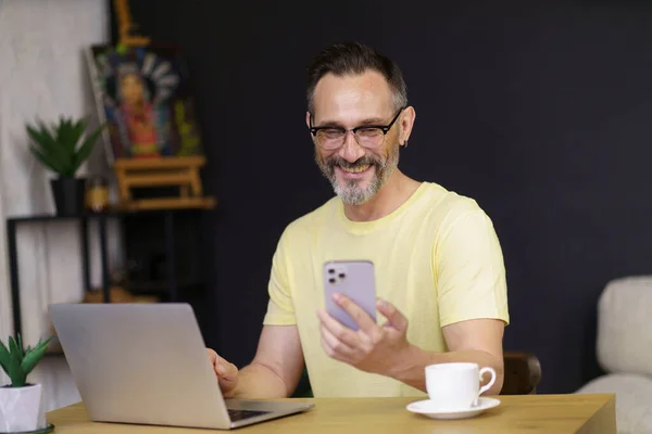 Hovořit Videohovoru Pomocí Smartphonu Volné Noze Muž Sedí Doma Kancelář — Stock fotografie