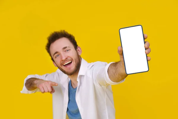 Отличное Предложение Молодой Счастливый Человек Держащий Руках Смартфон Показывает Белый — стоковое фото