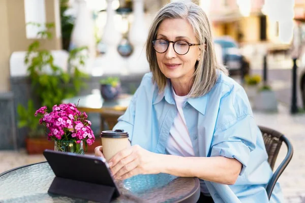 Silver Haired Mature European Woman Sitting Outdoor Cafe Smiling Joy — Stok Foto